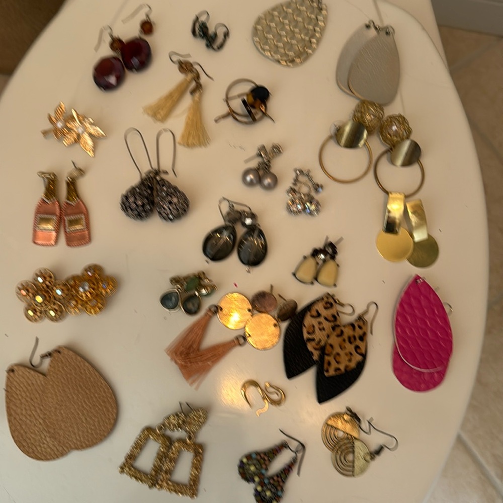 25 pairs of a variety of earrings